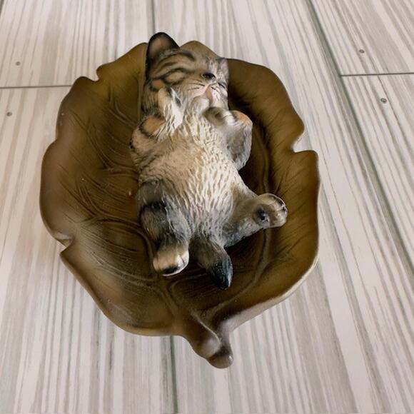 Global Art Harvey Knox Kingdom Cat Sleeping in Leaf E172A85 Japan 1983 VTG - Picture 6 of 15